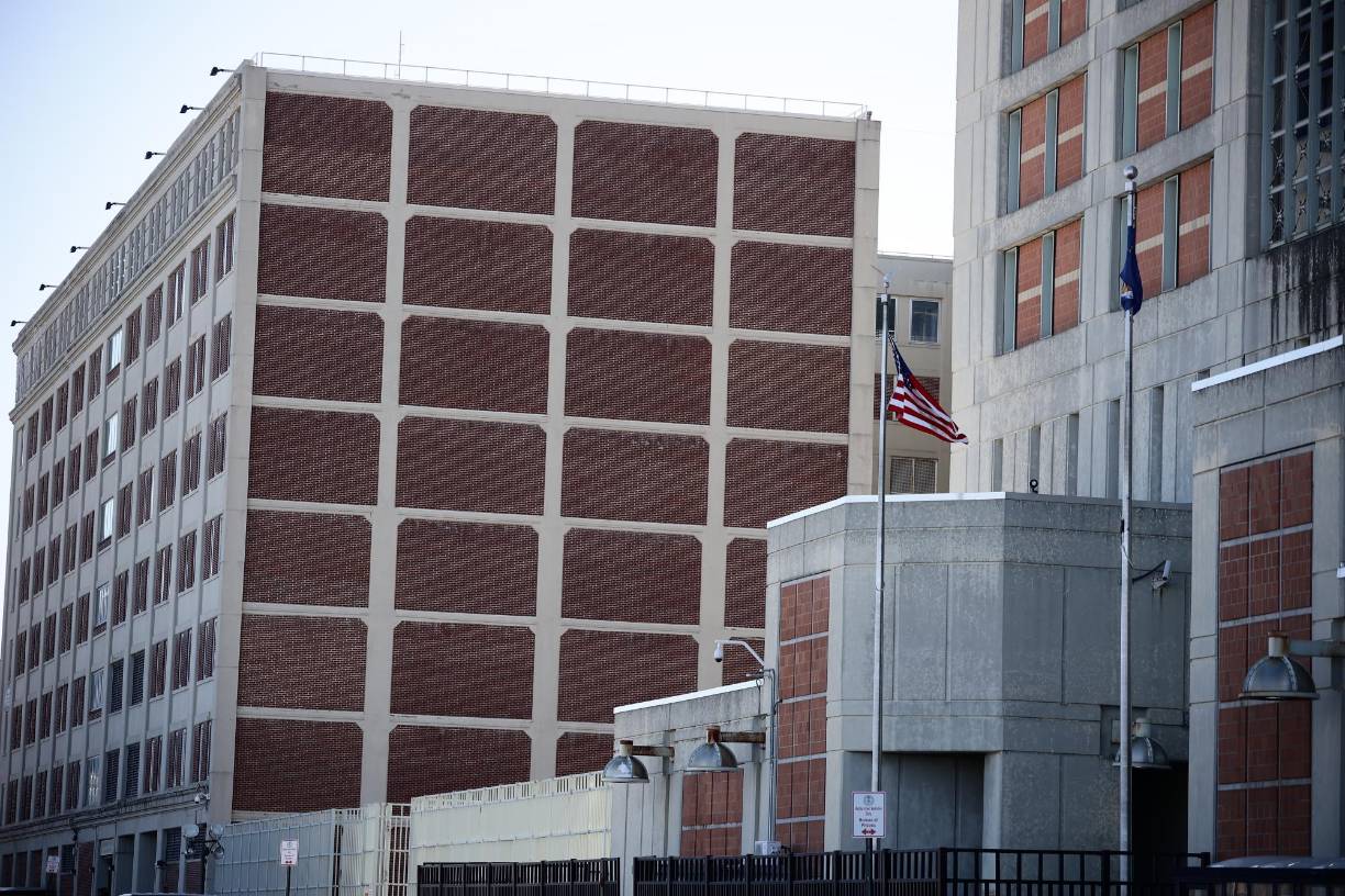 Adyacente a un tribunal, desde los niveles superiores de la Corte se puede observar a los reclusos participando en partidas de básquetbol en el área de recreación. Aquellos considerados de alta peligrosidad son confinados en un ala denominada 10 South, donde ocupan aproximadamente media decena de celdas en aislamiento total, con la prohibición expresa de dirigirse la palabra entre ellos.