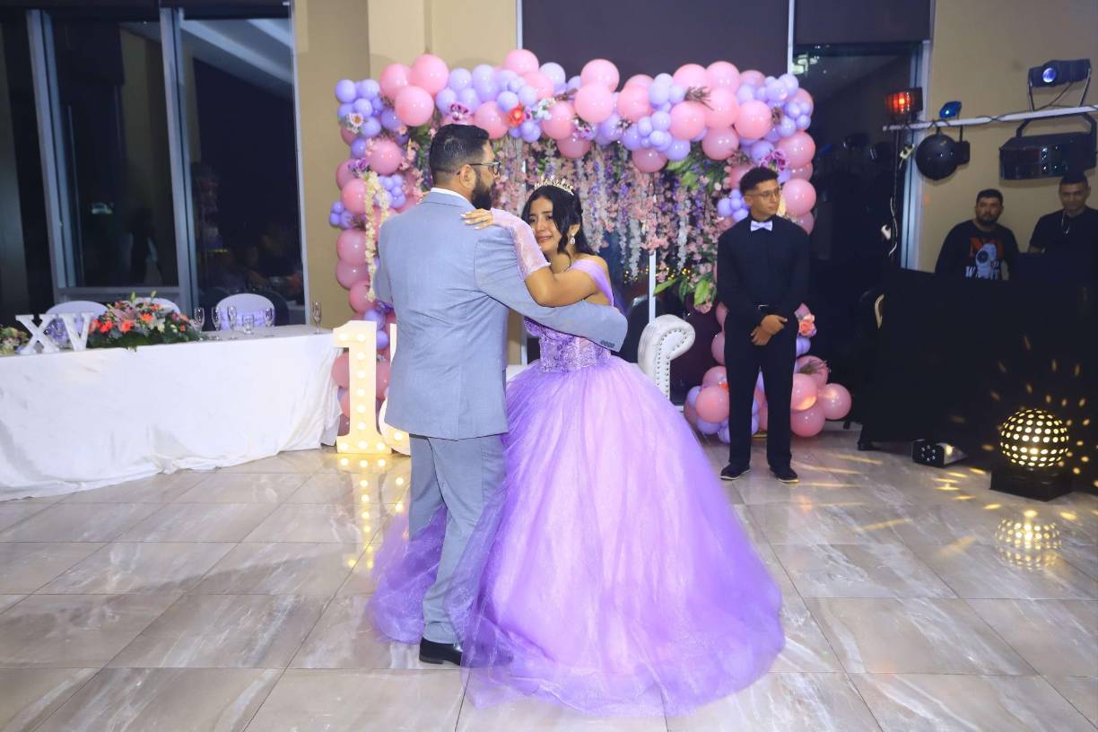 El vals marcó un momento tierno entre padre e hija. 