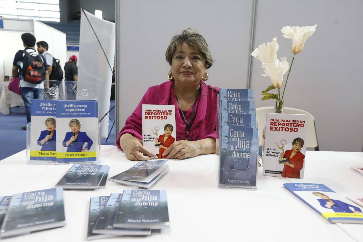 La periodista y escritora nacional, Mayra Navarro, presente con todas sus obras publicadas. 