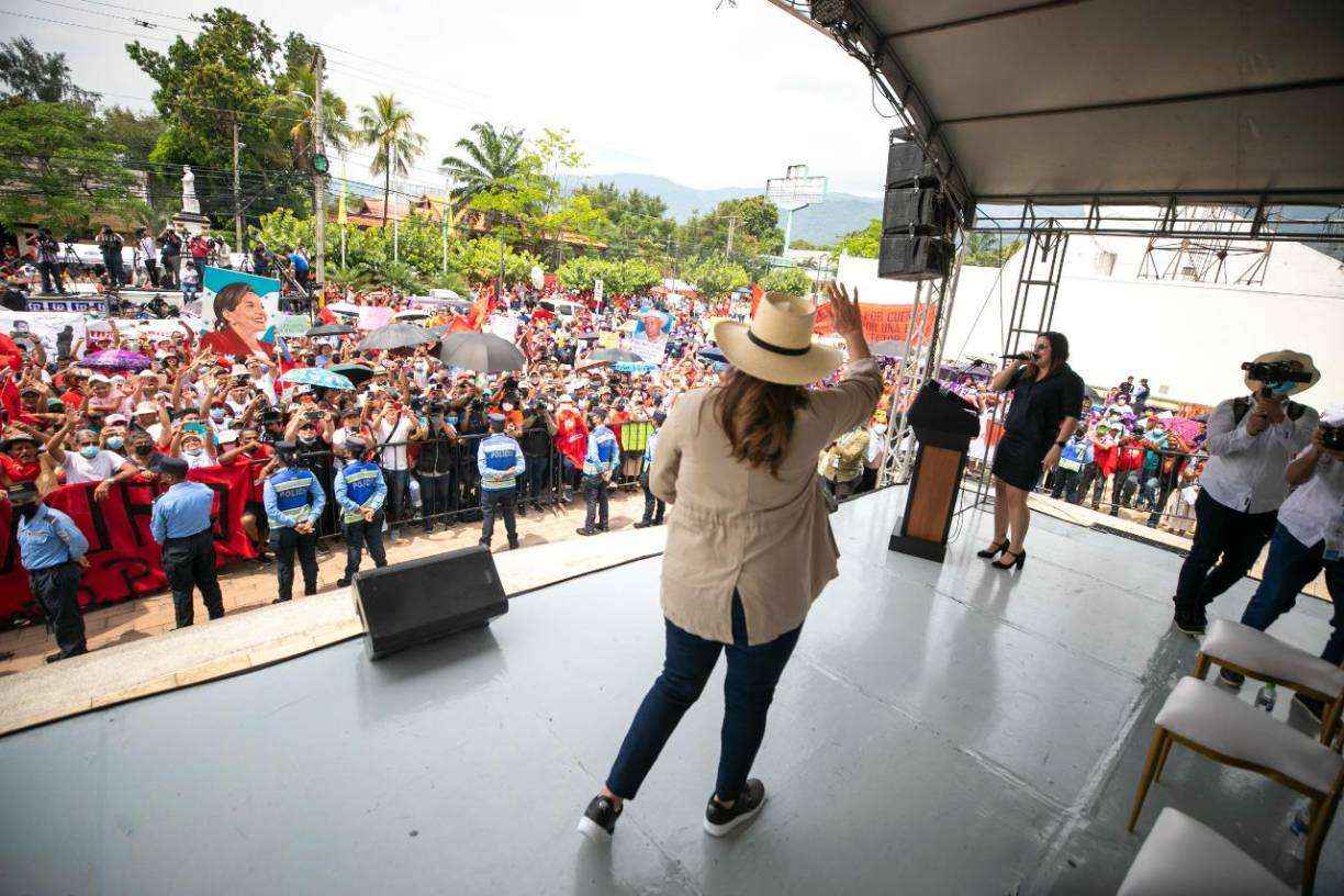 Los trabajadores hondureños se aglomeraron en la Plaza de las Banderas, donde la mandataria hondureña les prometió compromiso para resolver sus exigencias desde la Presidencia de la República. 