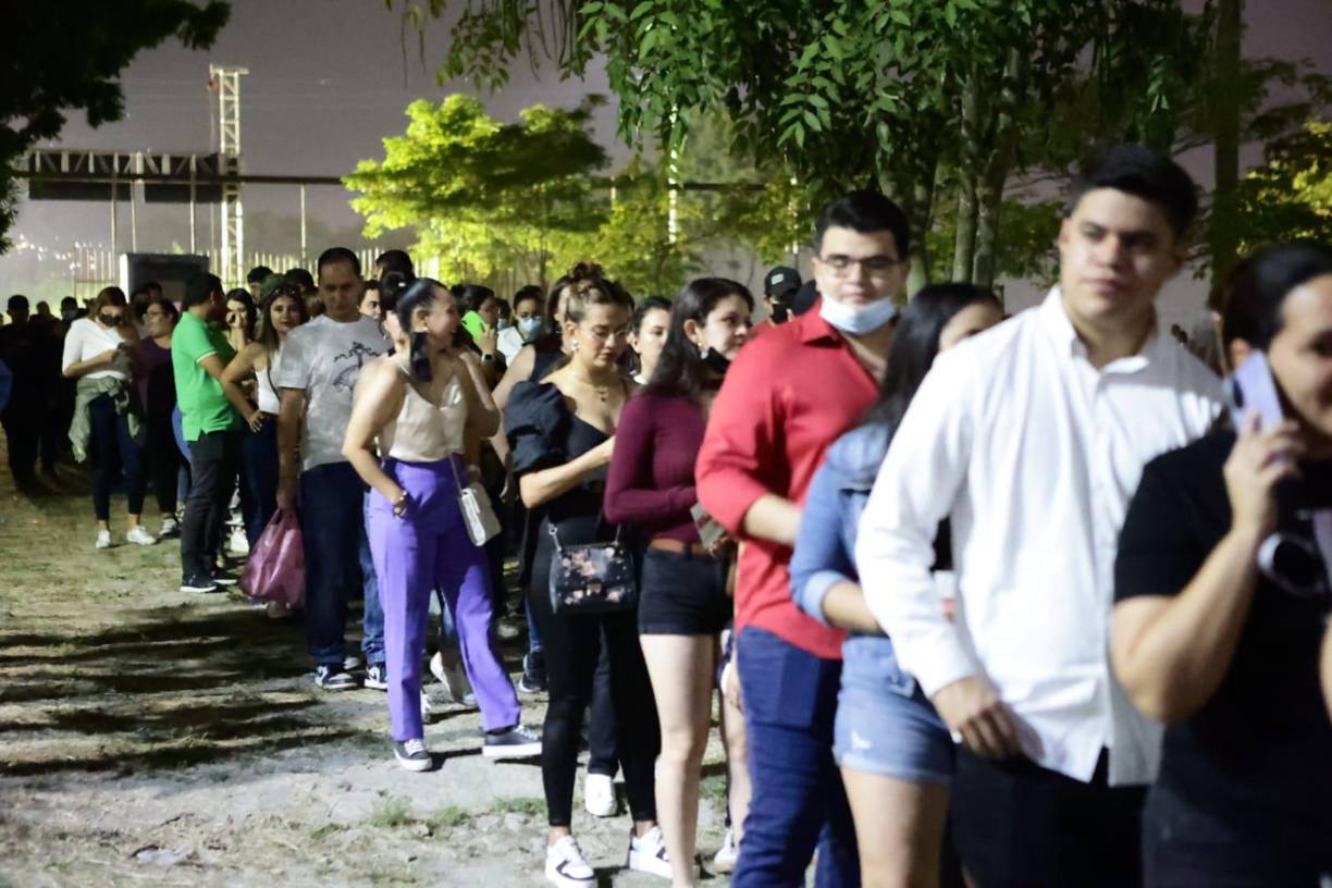 Los sampedranos hacen fila para ingresar al estadio Olímpico Metropolitano y disfrutar del último concierto de Daddy Yankee.