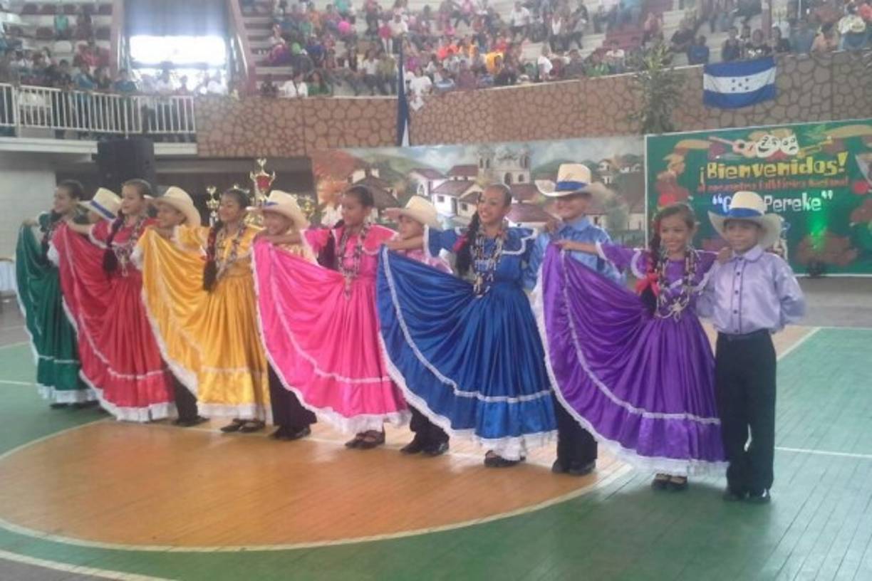 Presentación de la danza folklórica Los Manguitos por parte de la escuela Juan Francisco de Jesús Zepeda de Comayagua.