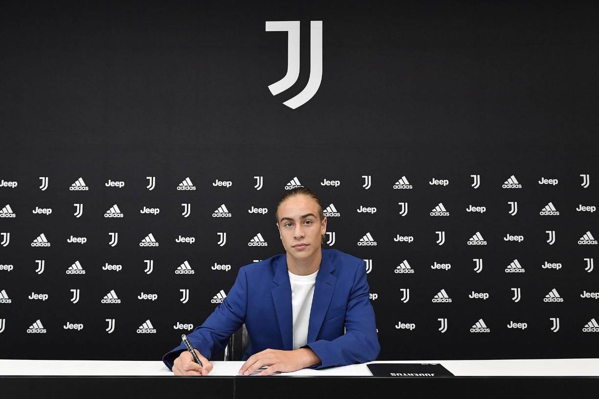 OFICIAL: La Juventus ha fichado al medio-ofensivo turco Kenan Yildiz de 17 años de edad. Firma hasta junio de 2025.