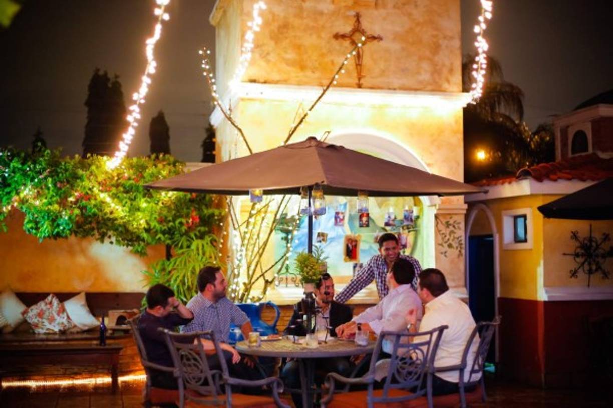 El patio fue engalanado con luces y sillas de patio evocando un ambiente pueblerino.