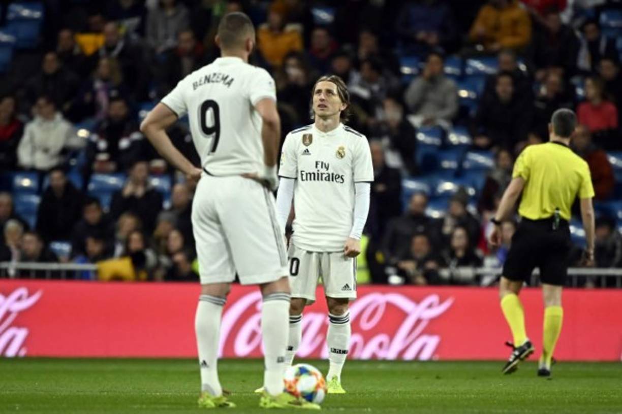 Luka Modric y Karim Benzema tristes tras el gol del hondureño Antony 'Choco' Lozano en el Bernabéu.