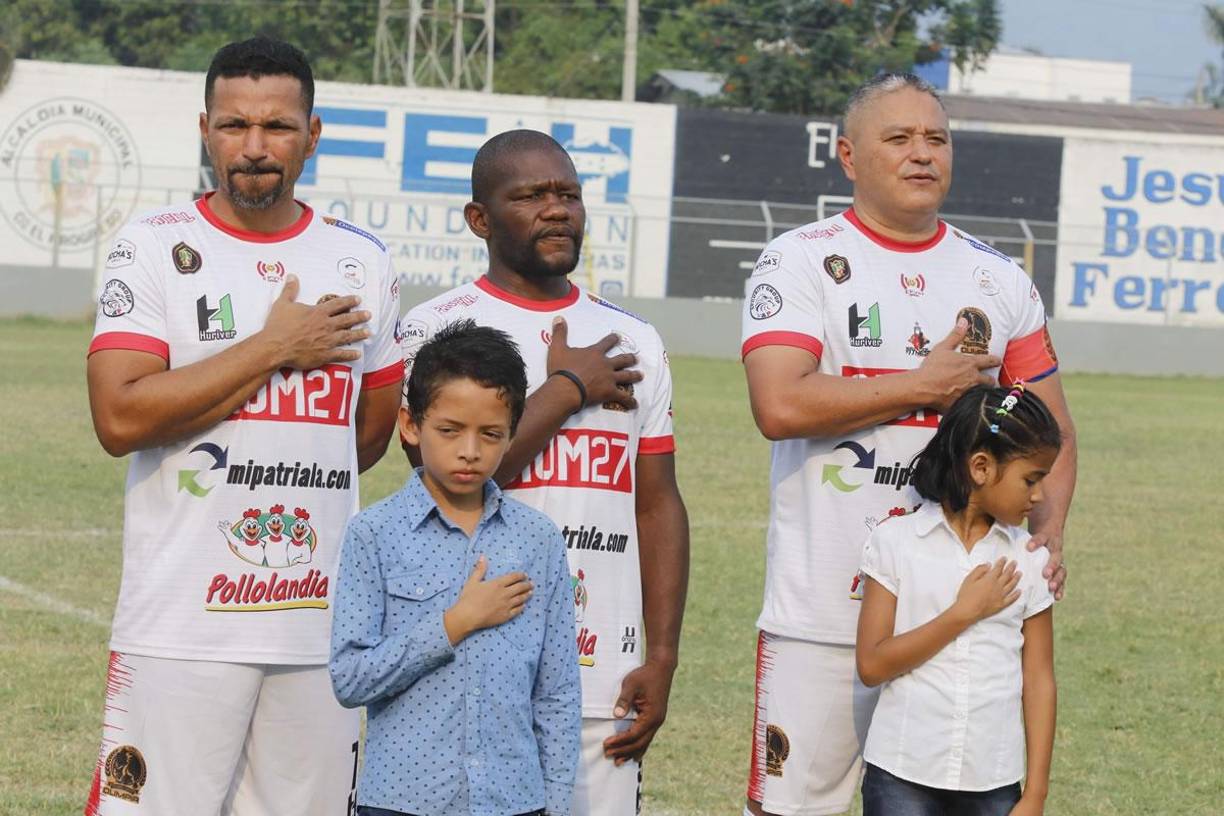 Rony Morales, ‘Tyson‘ Núñez y Wilmer Velásquez cantando el himno nacional de Honduras.