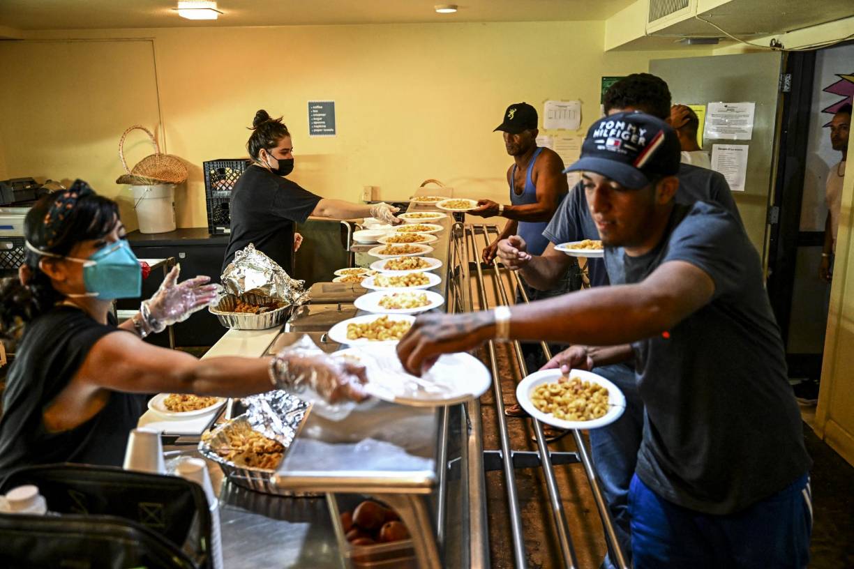 La asociación, que se financia con recursos estatales y municipales, ayuda a unos pocos migrantes con el gasto de sus billetes de transporte, pero quisiera hacer más. 