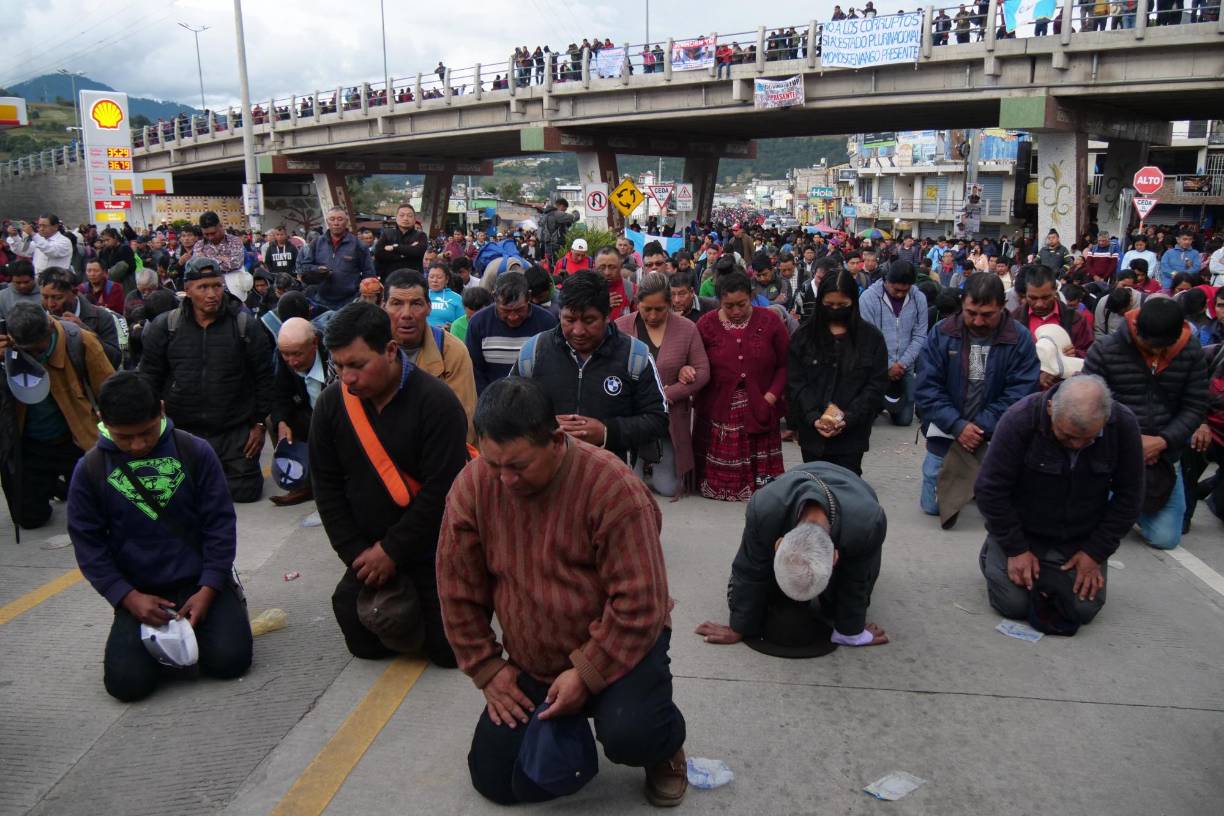 El líder indígena, Luis Pacheco, presidente de la junta directiva de los 48 cantones del departamento de Totonicapán, al oeste de la capital, donde iniciaron los bloqueos y protestas, adelantó que “seguirán las paralizaciones” por tiempo indefinido.