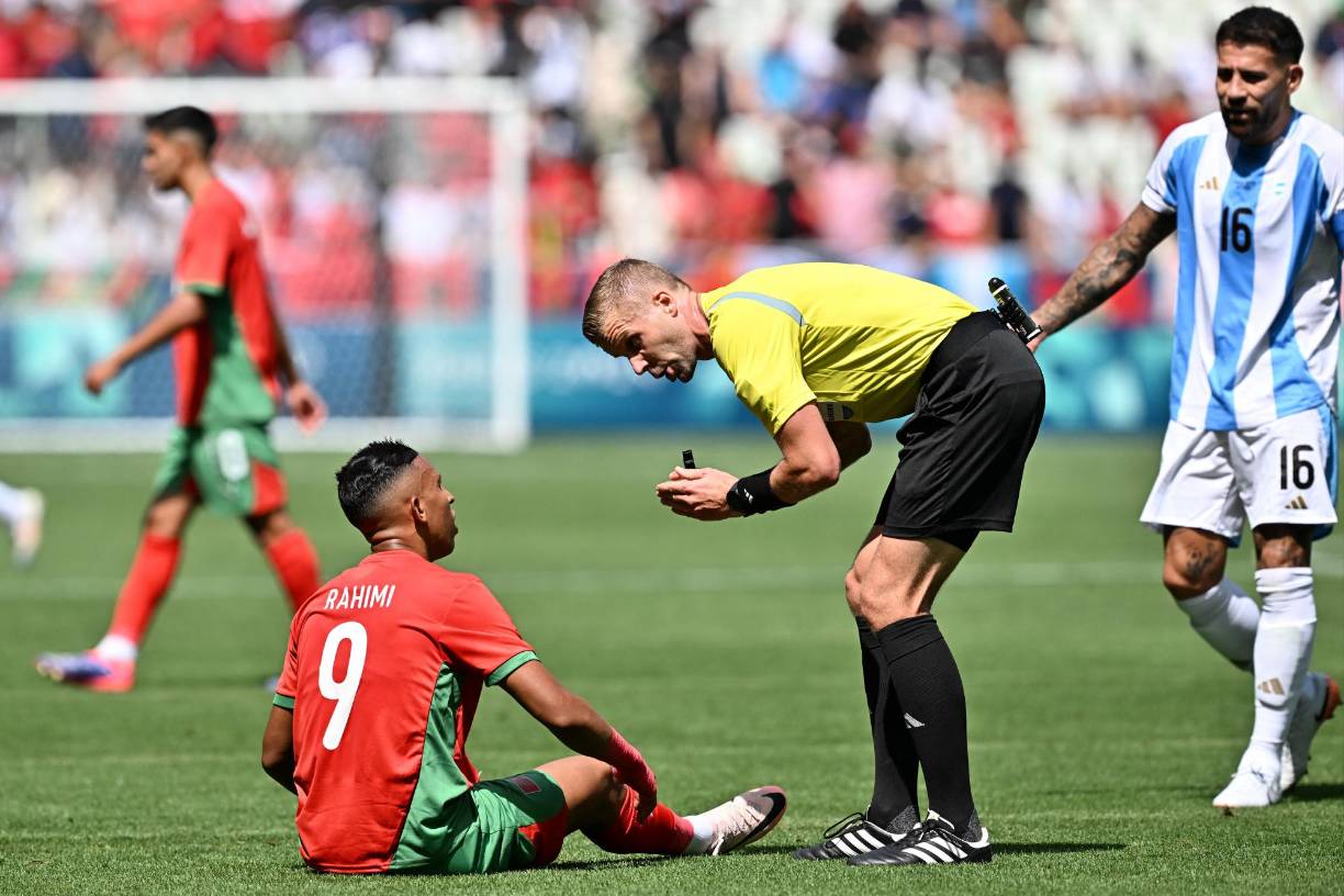 Ambos seleccionados regresaron al campo, ya sin hinchas en las gradas, para disputar tres minutos de tiempo añadido dos horas después de que el juego fuera dado por terminado por el sitio oficial de las justas y las cuentas en la red social X de los dos combinados.