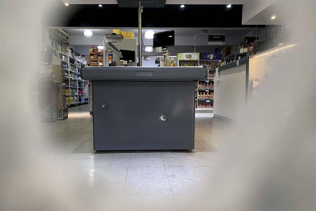 Algunos disparos impactaron adentro en equipo del supermercado. 