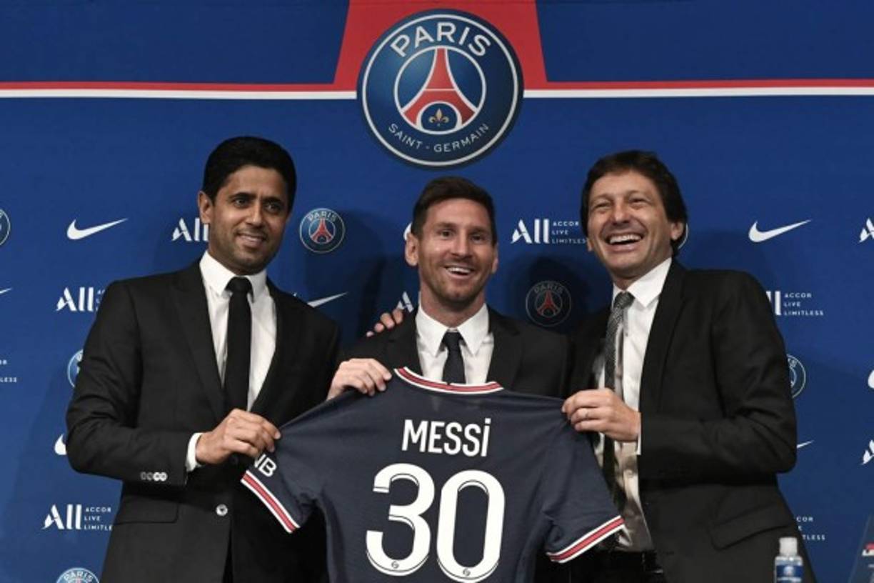 Messi junto a Nasser Al-Khelaifi y el director deportivo del PSG, el brasileño Leonardo. Ellos dos lograron el histórico fichaje del argentino.