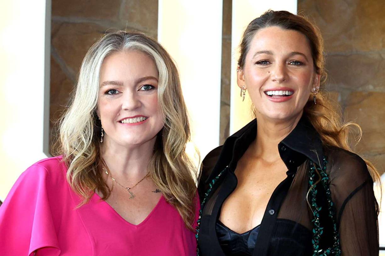 La escritora del libro homónimo en el que está inspirada la película, Colleen Hoover, publicó en Instagram una foto de las dos dándose un abrazo en una sala de cine y escribió: “No has sido más que honesta, amable, comprensiva y paciente desde el día en que nos conocimos”.