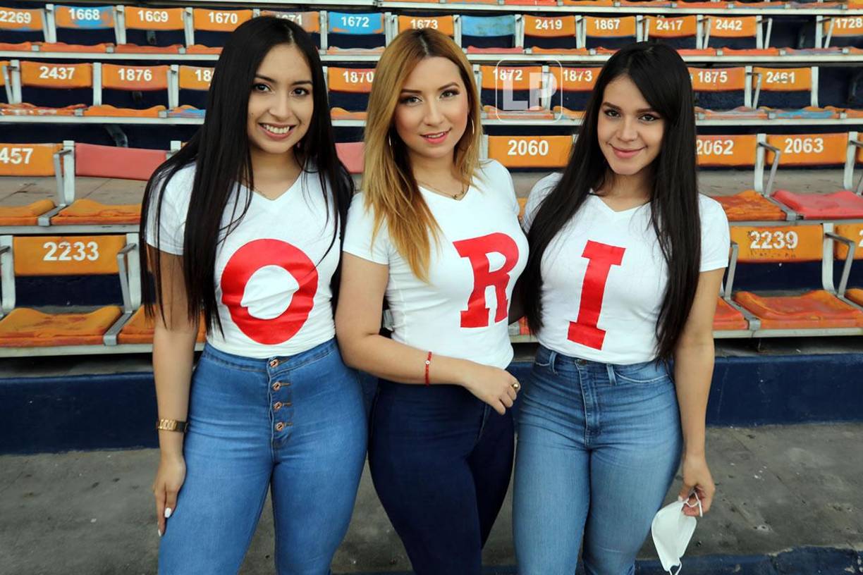 Las bellas chicas que adornaron las gradas del estadio Nacional.