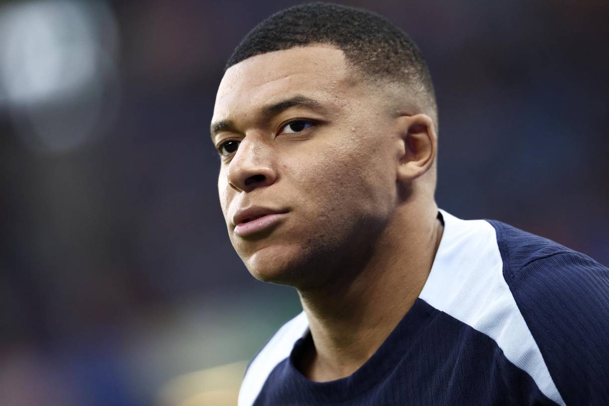 Vinicius en entrevista para Real Madrid TV sobre el fichaje de Mbappé: “Va a ser brutal, espero que podamos hacer grandes cosas. Tenemos que cuidar de él y hacer lo posible para que se pueda adaptar rápido. Siempre es complicado llegar a otro club, pero ya lo hicimos con Bellingham, que llegó en la última temporada y brilló”.