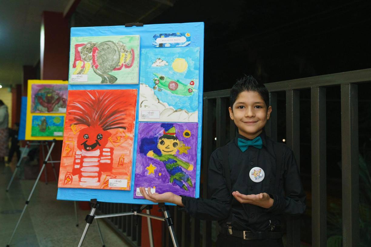 Kenneth Mata con sus pinturas realizadas para la libre apreciación del público que llegó al evento. 