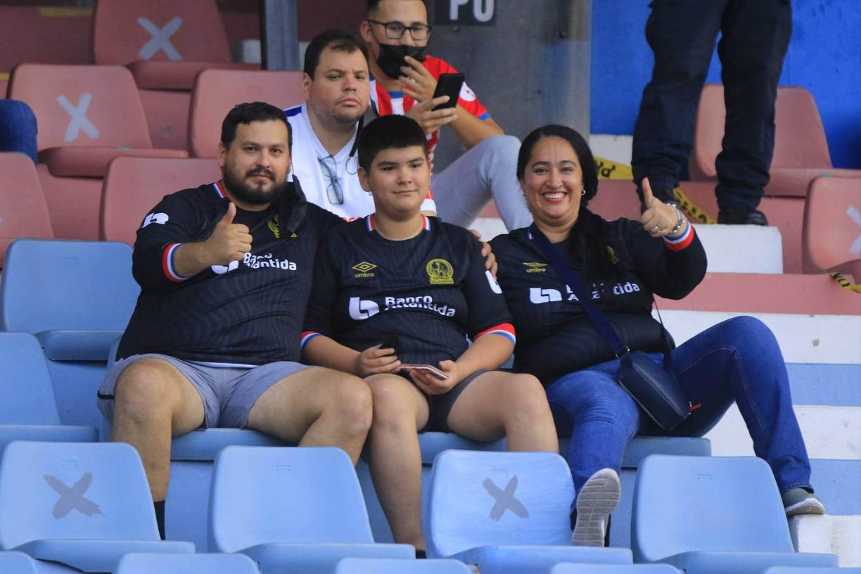 Y un gran ambiente familiar en las graderías del estadio Municipal Ceibeño.