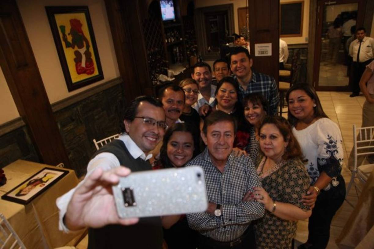 Los famosos selfis enmarcaron la velada de buenos deseos.