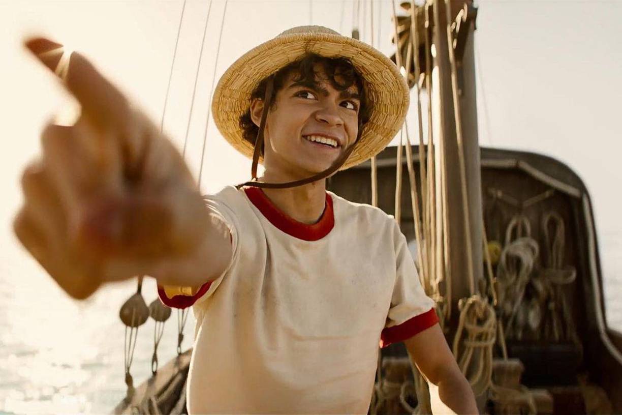 Iñaki Godoy interpreta al personaje principal, Monkey D. Luffy. Es el líder optimista de su grupo de amigos, los Piratas de Sombrero de Paja, y está decidido a convertirse en Rey de los Piratas al encontrar el tesoro conocido como One Piece. Es conocido por su personalidad despreocupada y su buen corazón.