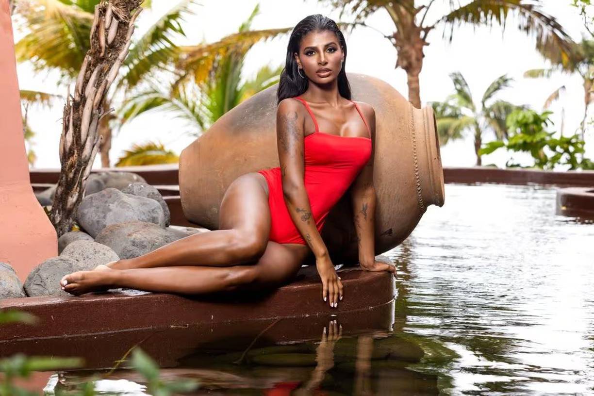 “Estoy en una nube, no lo creo aún. No me lo esperaba para nada. Para mi ya estar en el Top 3 era una victoria, pero de ahí a ganar”, dijo la beldad. Para ella, lo mejor de la experiencia han sido sus compañeras: “Desde que hicimos el Top 3 y fuimos atrás ellas han estado apoyándome y me han hecho sentir muy contenta”.