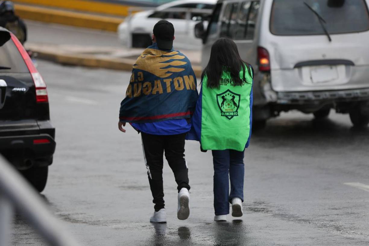 Él del Motagua y ella del Olancho FC. Pareja y rivales en el estadio Nacional Chelato Uclés.