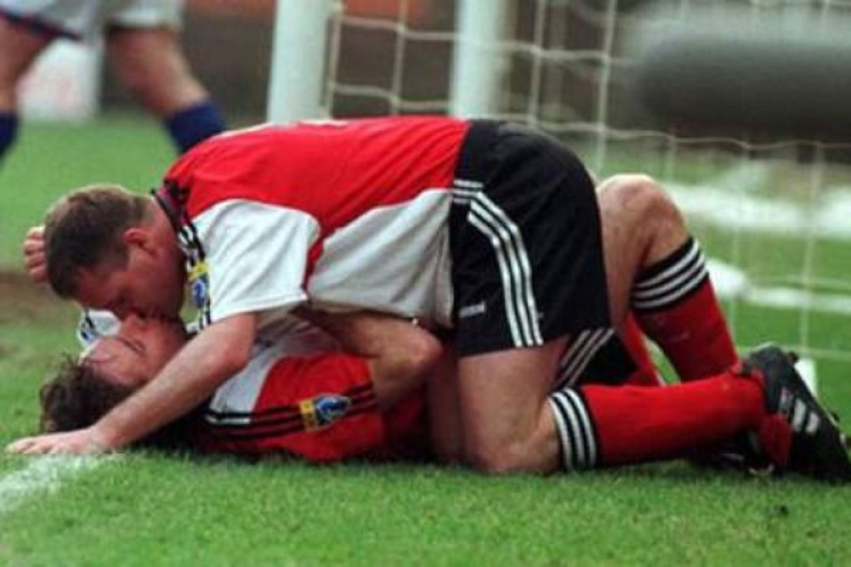 Paul Gascoigne y Ally McCoist. Los jugadores del Rangers de Esocia intentaban defender una jugada que hacía el Inverness. McCoist sufrió un golpe que le romió el labio, Paul se fue sobre él para besarlo y así pedirle disculpas de manera apasionada.