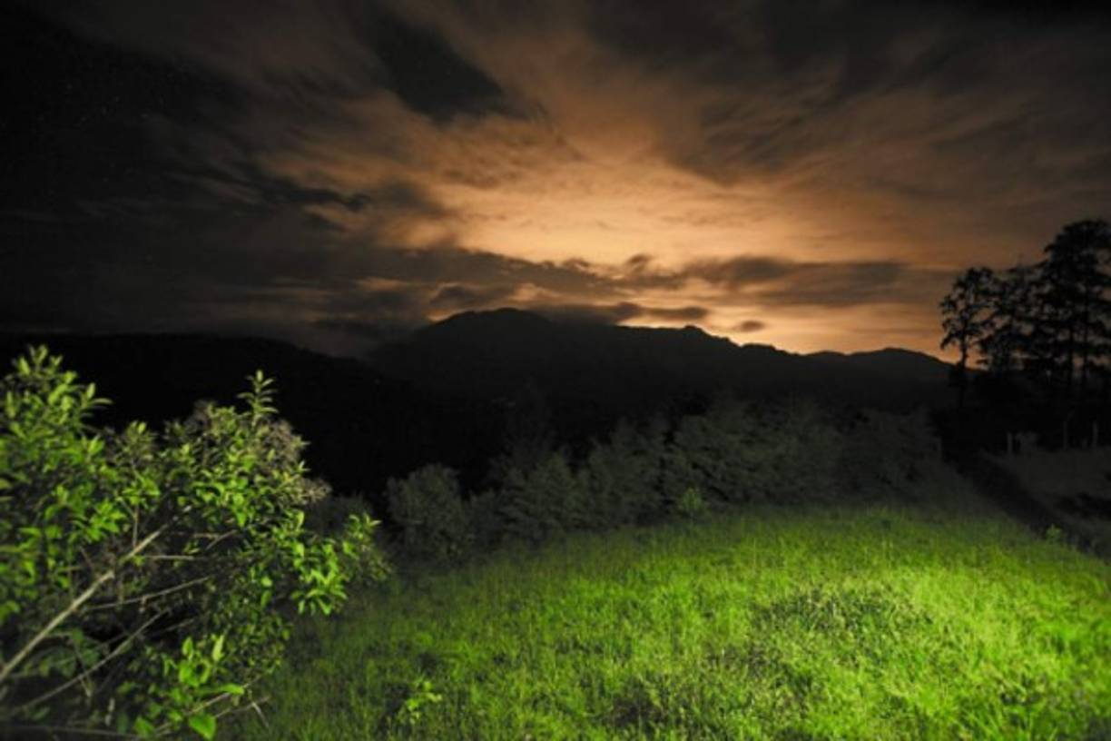Apreciar un atardecer en el Parque Nacional El Cusuco resulta ser toda una gran experiencia. El lente de la cámara capta la belleza, pero sin duda la magia solo se puede vivir estando allí.
