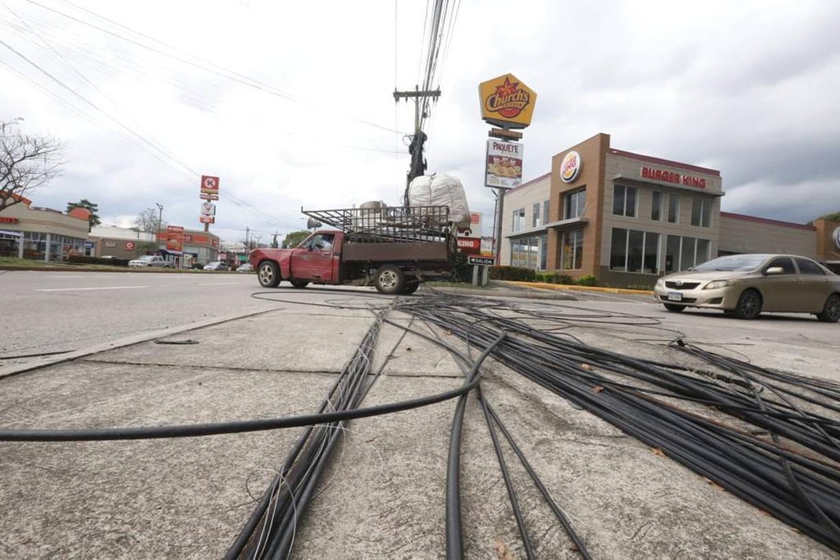 El fuego se expandió rápidamente entre los cables del tendido eléctrico, de datos y cable, lo que provocó conmoción entre los transeúntes que tomaron videos y fotografías que colgaron en redes sociales.