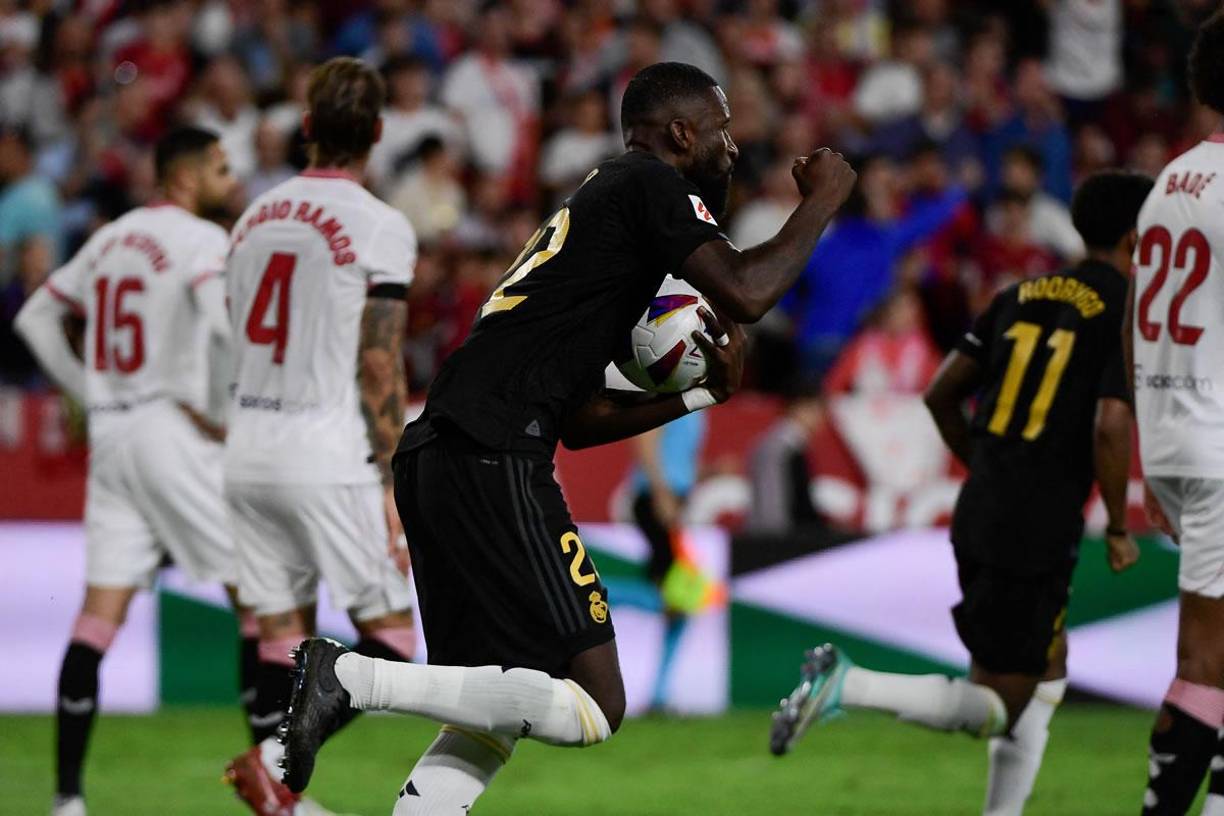 Antonio Rüdiger sacó rápido el balón de la portería sevillista para llevarla al centro.