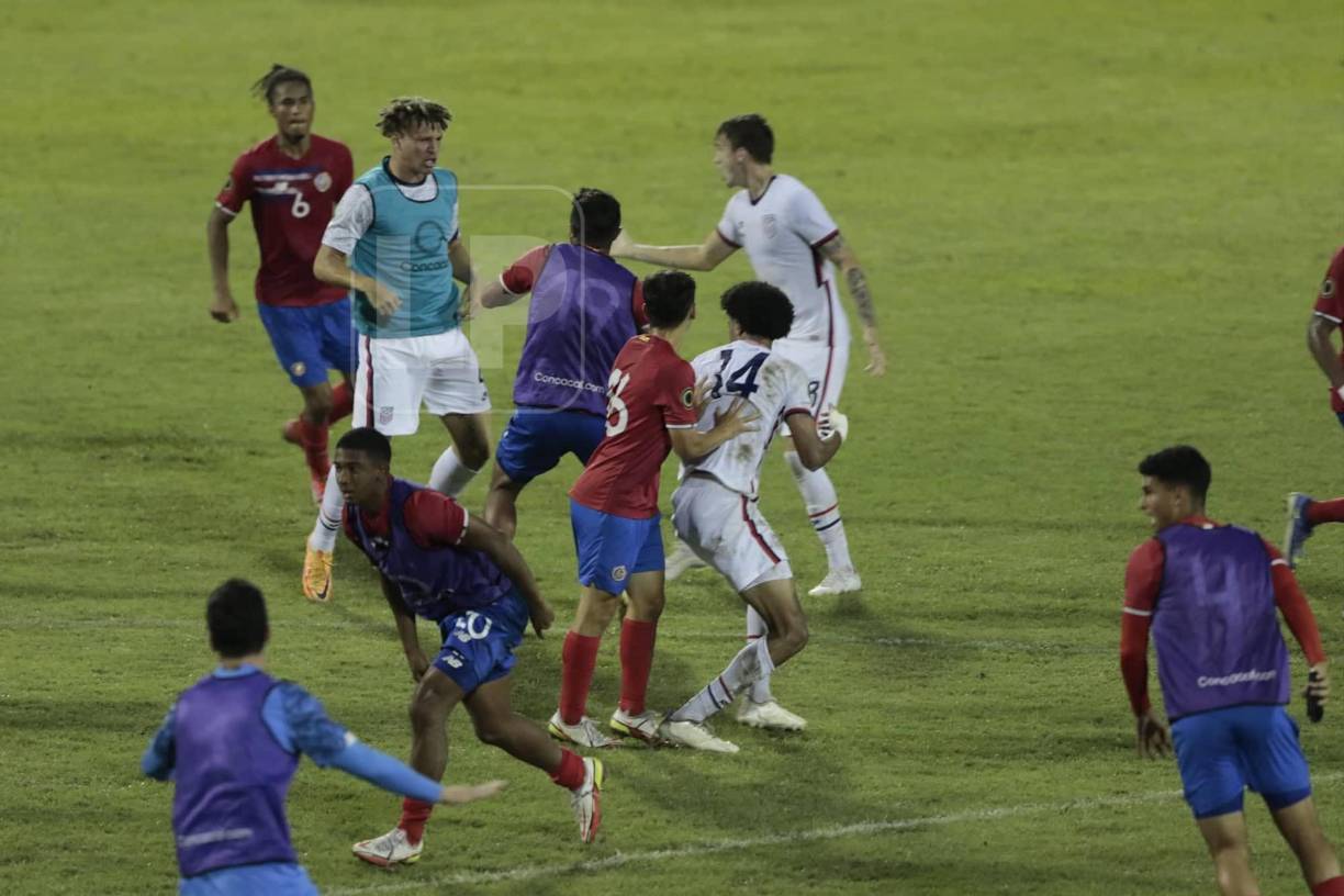 Jugadores de ambas selecciones armaron una vergonzosa pelea en el césped del estadio Morazán.