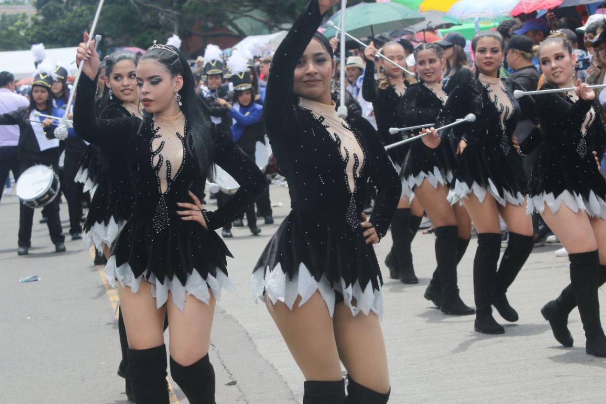 El traje color negro que vestían las palillonas del Hibueras llamó mucho la atención de los presentes. 
