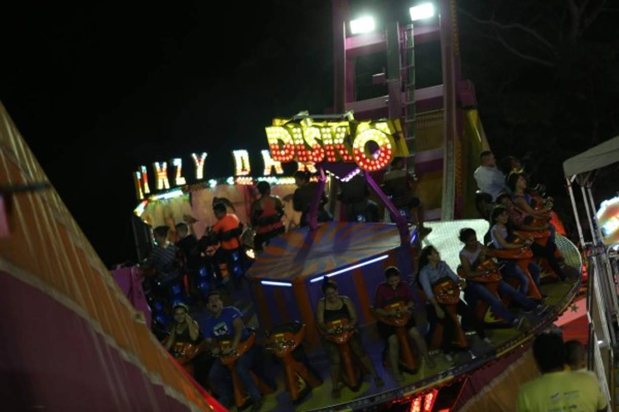 Los juegos mecánicos son una de las principales atracciones.