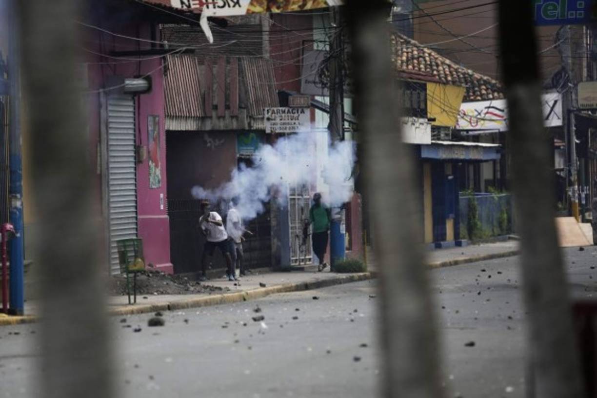 En tanto, el sacerdote Edwin Román, párroco de la iglesia San Miguel en Masaya, denunció que una de las cinco víctimas en Masaya fue ejecutada por una agente policial.<br/><br/>'El joven (identificado como Donald López) le dijo: 'si me vas a matar, mátame', y la mujer policía lo ejecutó. Cayó enfrente de la parroquia San Miguel', afirmó el religioso.<br/>