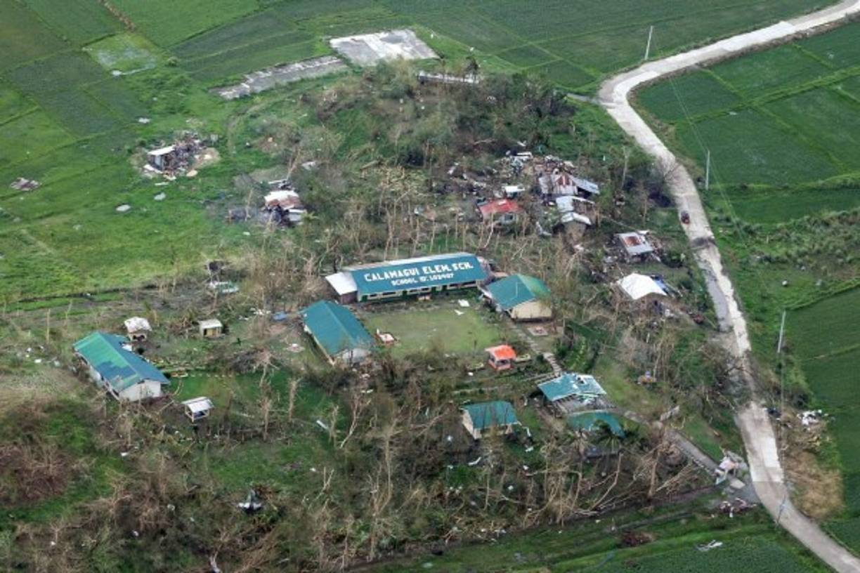 Las granjas de la isla, que suministran una parte importante de la producción filipina de arroz y maíz, también estaban inundadas, y muchos cultivos quedaron arrasados a un mes de la cosecha.