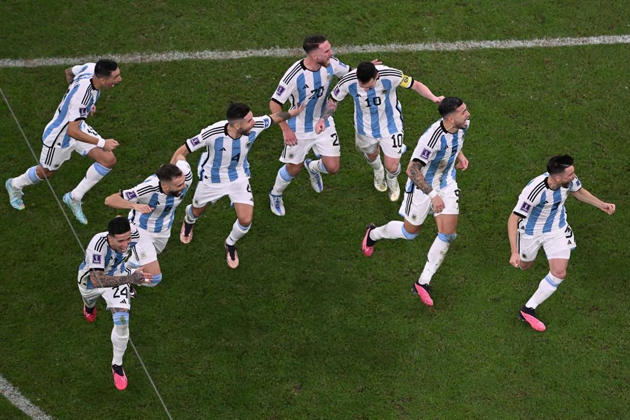 Jugadores de Argentina salen corriendo a celebrar la clasificación a semifinales del Mundial de Qatar 2022.