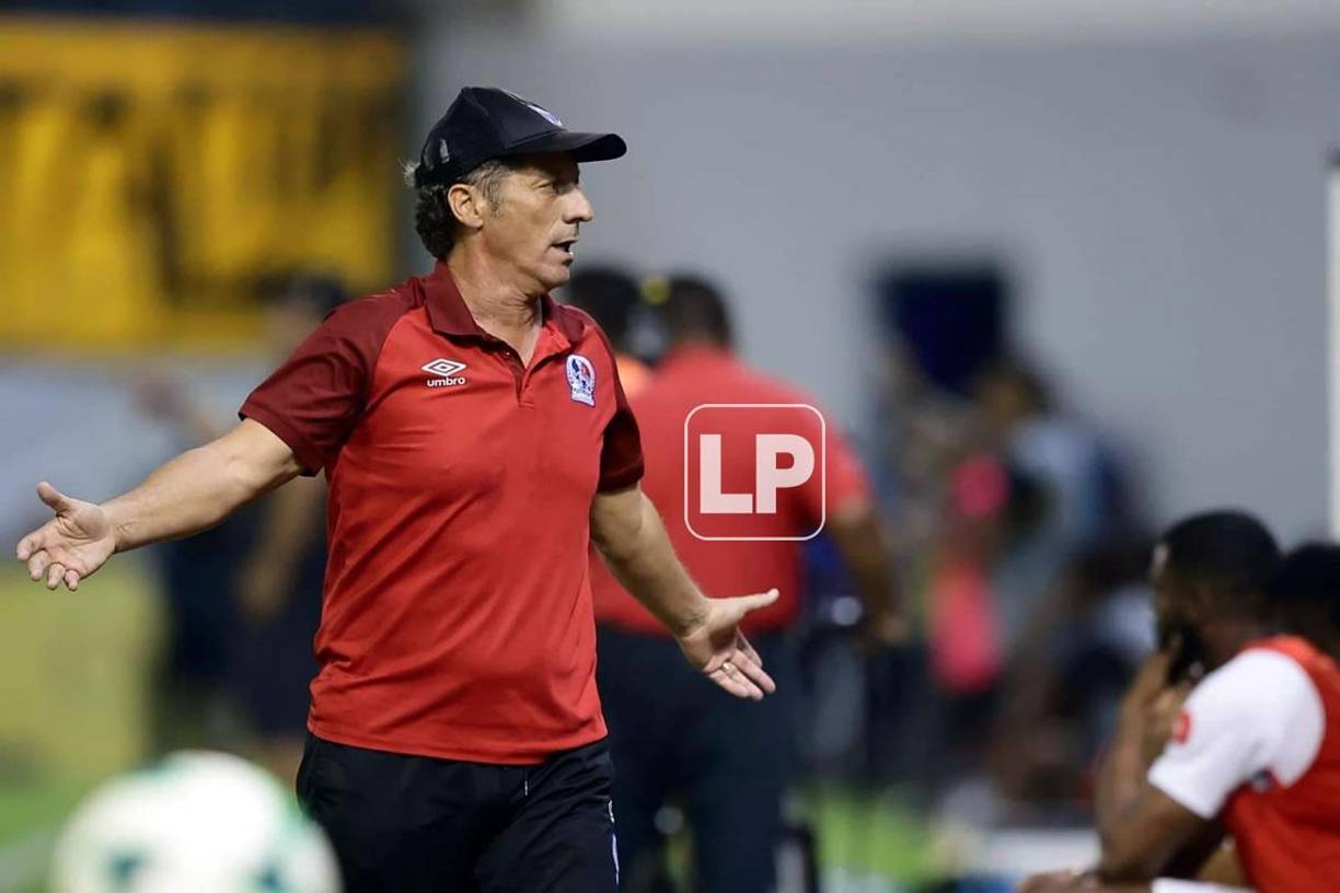 Pedro Troglio vivió de manera intensa el Clásico ante el Real España.