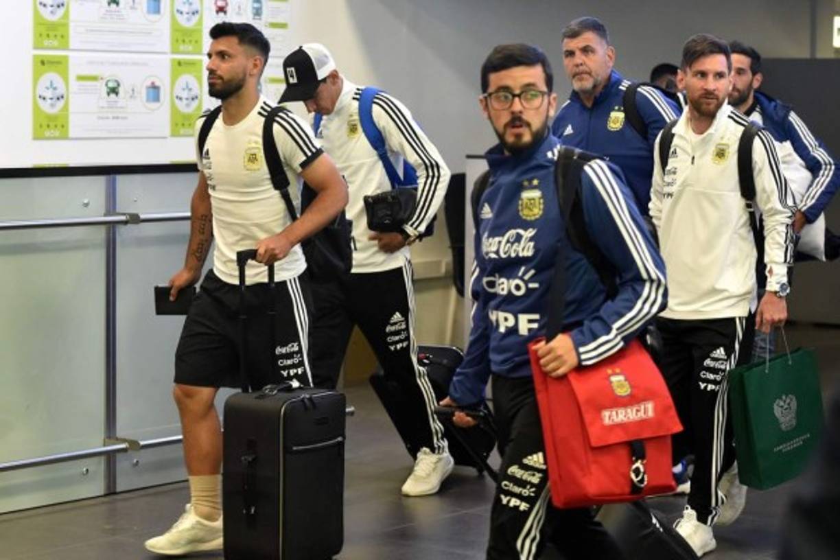 Los seleccionados argentinos saliendo del aeropuerto Zhukovsky. Foto AFP