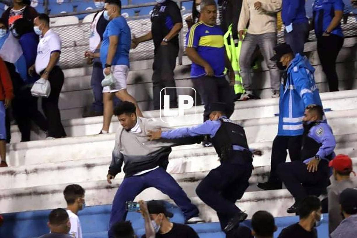 Los miembros policiales comenzaron a agarrar a ‘toletazos’ a los aficionados en las gradas.