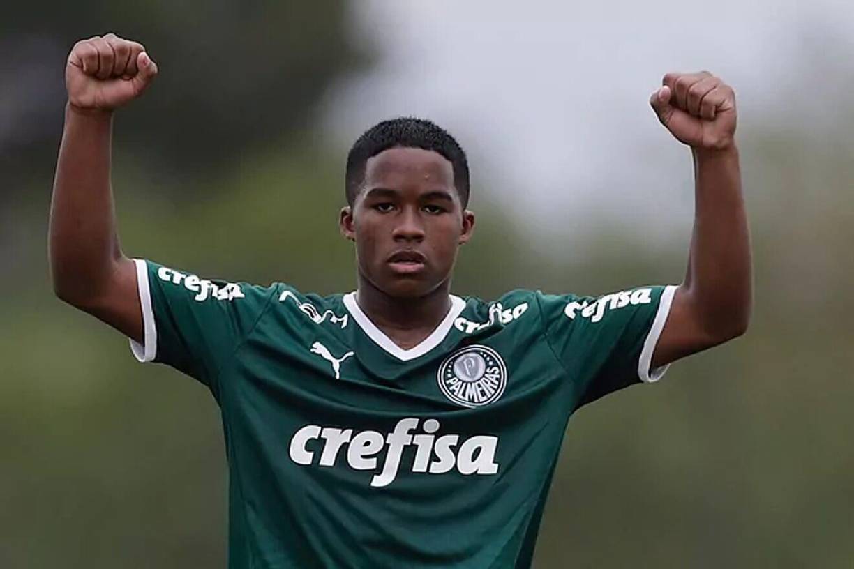 Bombazo. El joven delantero brasileño Endrick Felipe Moreira de Sousa es nuevo jugador del Real Madrid. El club blanco llegó a un acuerdo con el <b>Palmeiras (equipo dueño de su ficha) </b>en una operación que podría rondar los 60 millones de euros entre fijos (35) y variables (25).