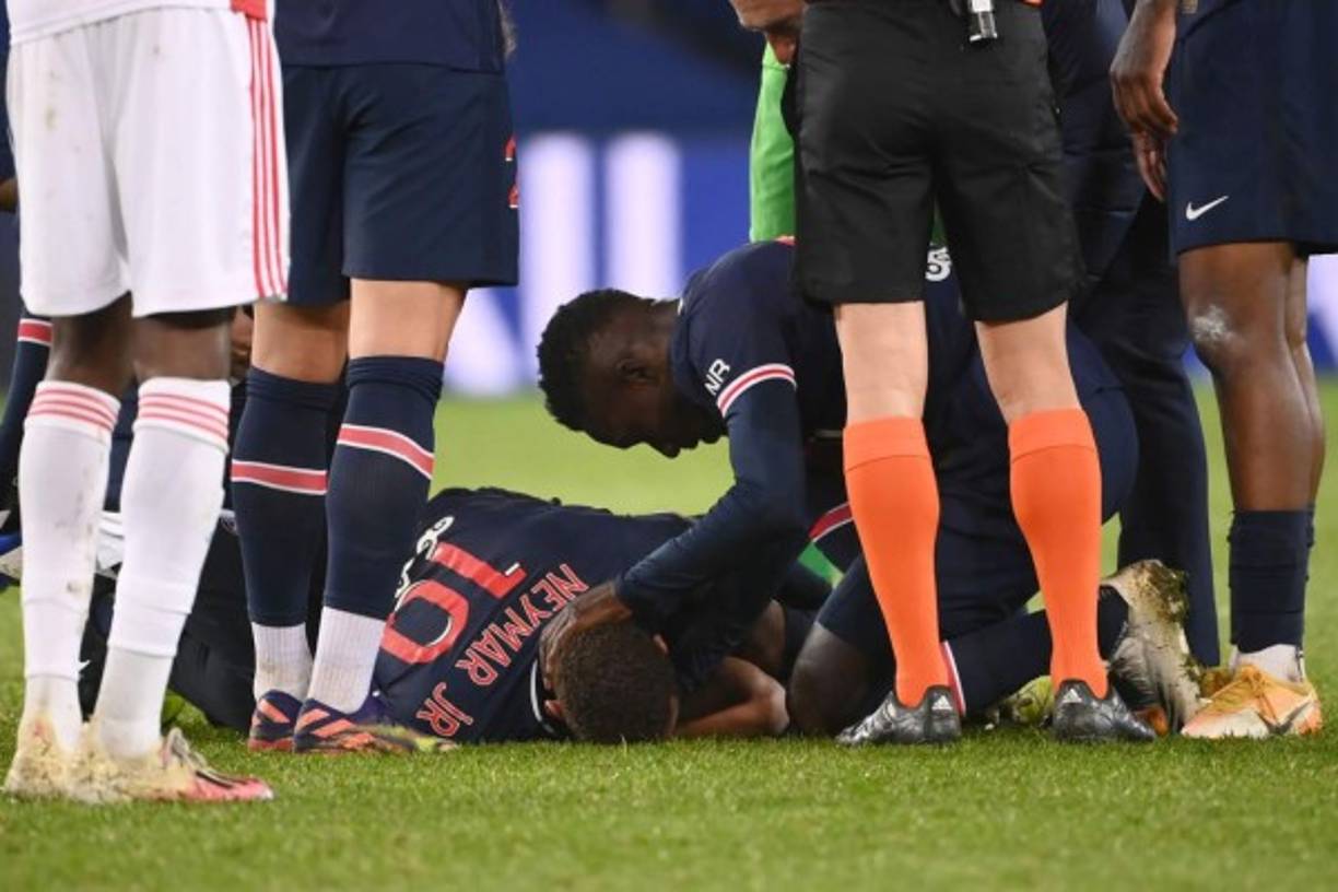 Algunos jugadores del PSG se pusieron de rodillas consolando a Neymar.