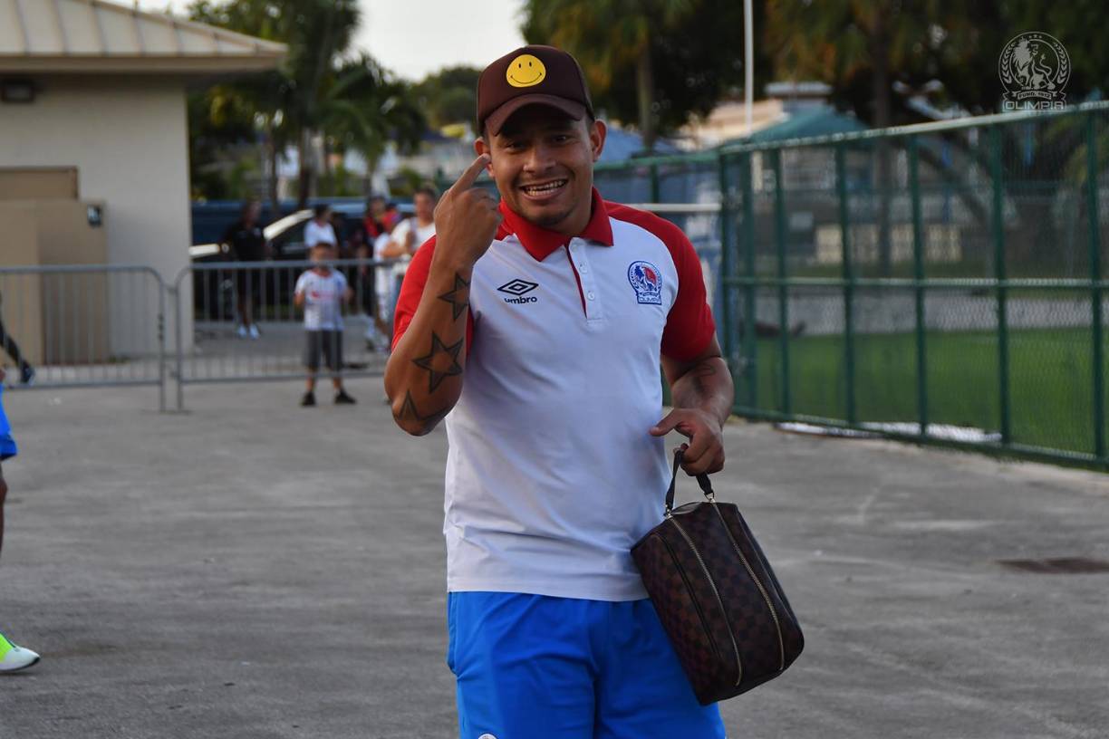Germán ‘Patón‘ Mejía llegando muy sonriente al escenario del encuentro.