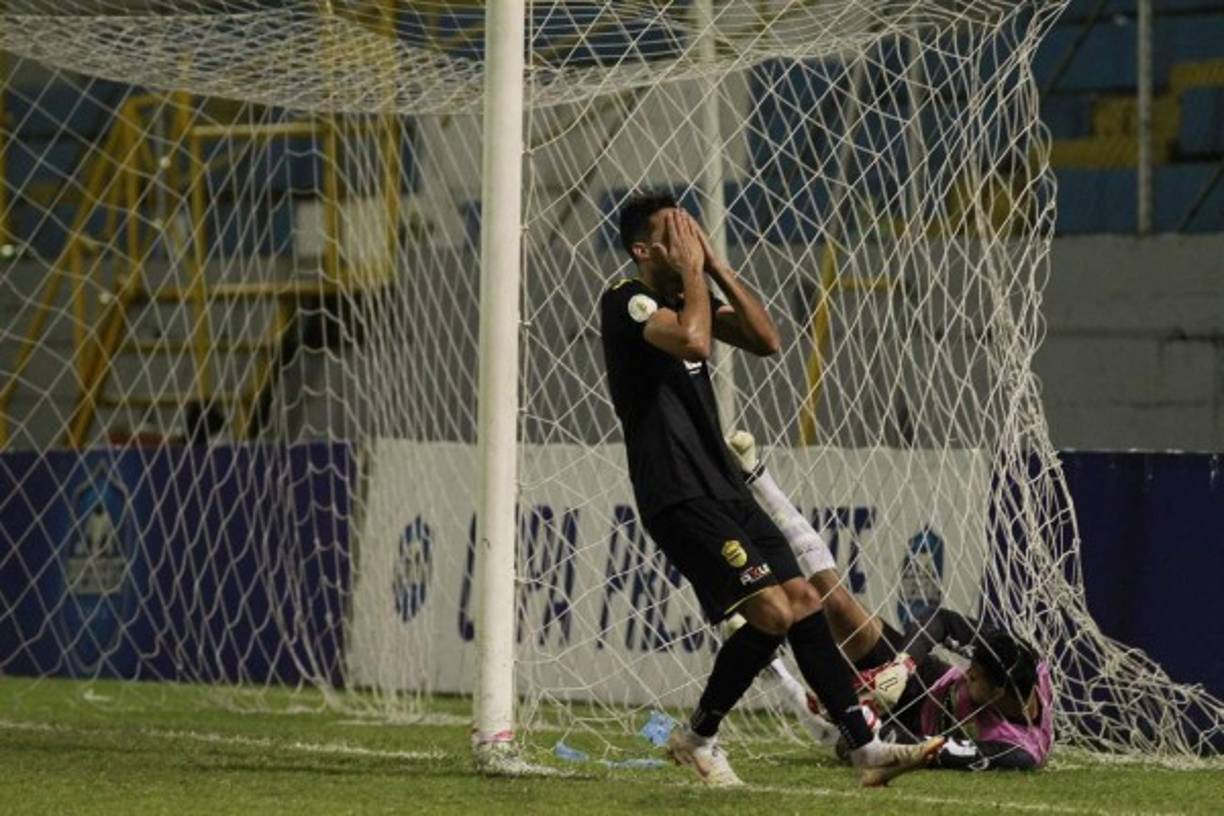 Ángel Tejeda se lamenta tras la ocasión fallada frente al arco del Parrillas One.
