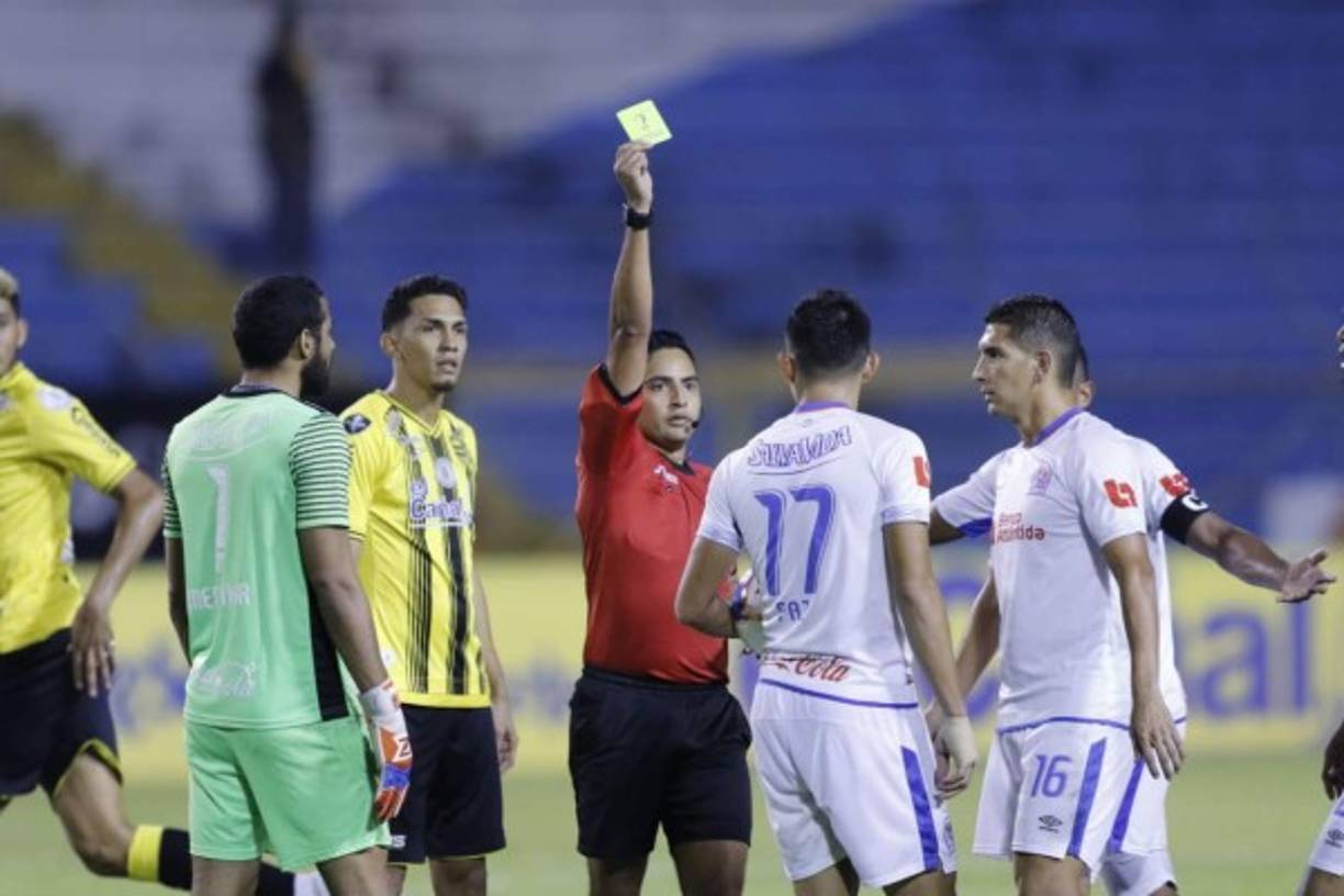El árbitro Said Martínez tuvo un arduo trabajo.