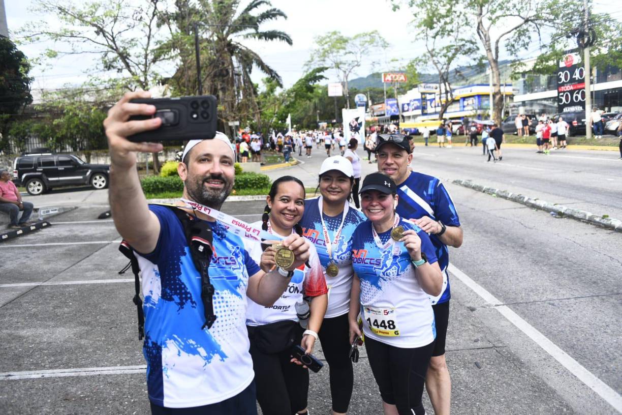 Una selfie entre amigos tras la Maratón La Prensa que nuevamente volvió a romper récord en convocatoria de atletas.