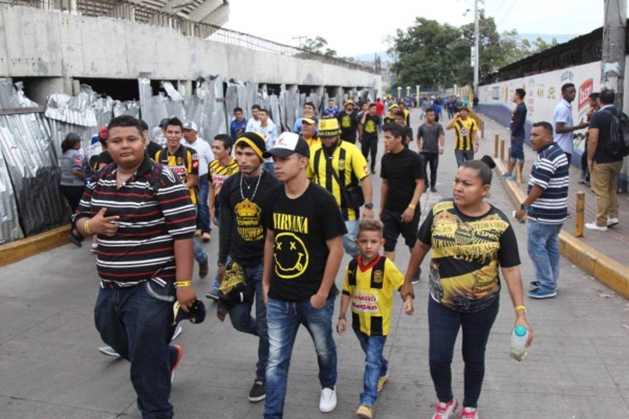 Las barras del Motagua y Real España demostraron que la rivalidad se queda en la cancha y llegaron juntas al estadio Nacional de Tegucigalpa.