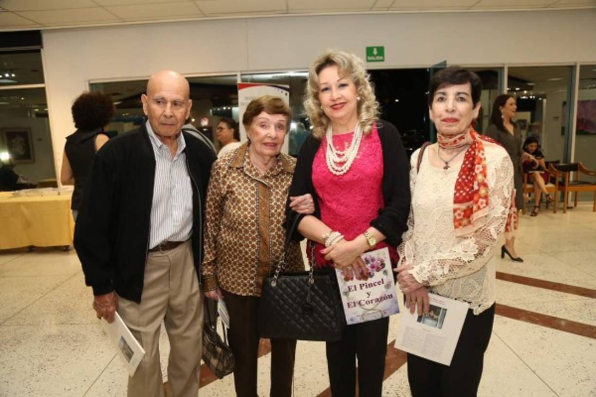 Mario Pinto, Sophie y Aída Recihmann y Carmen Alegría.