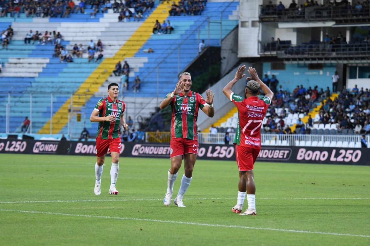 Ángel Tejeda celebró con Alexy Vega el gol luego de que el volante zurdo le dio la asistencia.