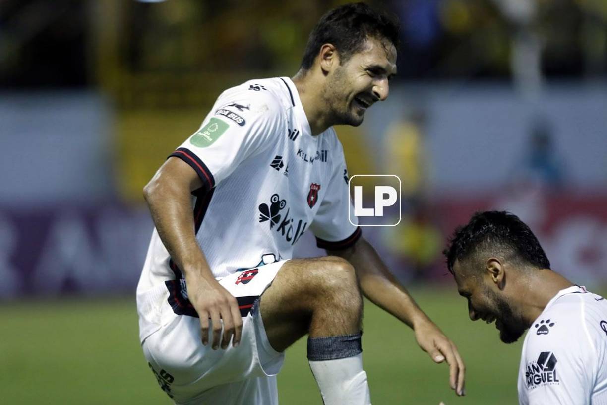 El hondureño Alex López le lustró los tacos al ‘genio‘ Celso Borges tras su golazo.