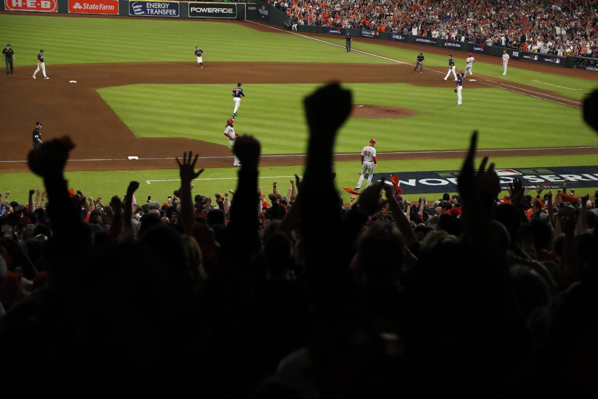 Los <b>Astros</b> de Houston despertaron sus bates el sábado en el Minute Maid Park para vencer a los aguerridos Filis 5x2 y viajar ahora a Filadelfia con la Serie Mundial de béisbol igualada a un triunfo por bando.