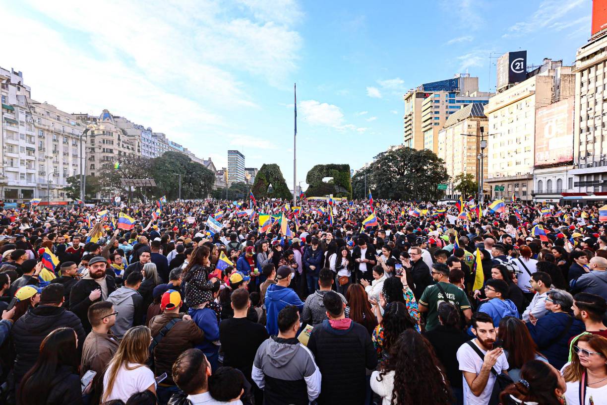 Manifestaciones de venezolanos y argentinos en Buenos Aires y ciudades del interior del país acompañan este sábado la jornada mundial de protesta contra el fraude electoral en Venezuela. 
