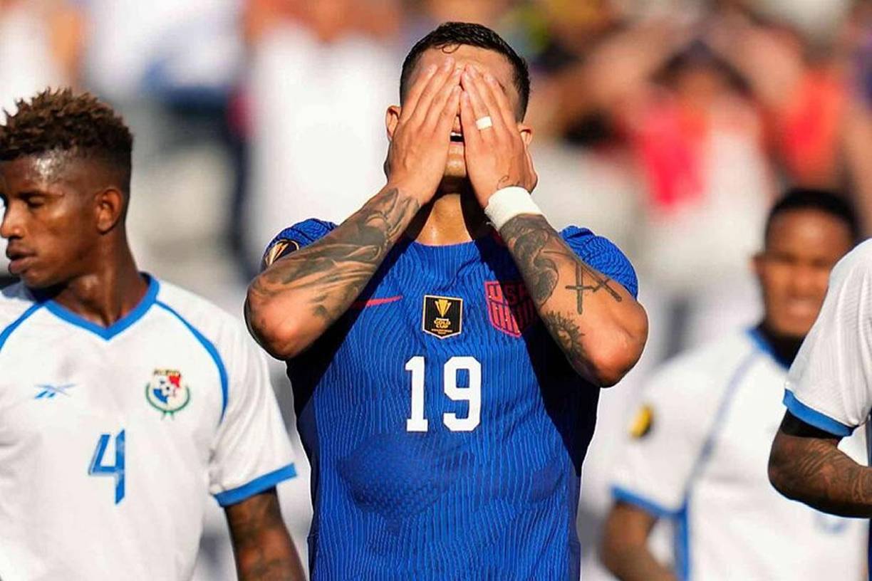 El delantero estadounidense Brandon Vázquez se lamenta contra Panamá.